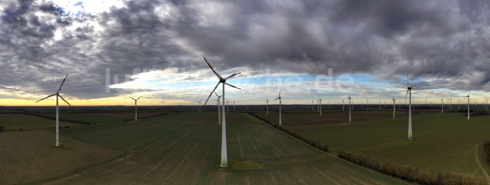 Sankt Andreasberg aus der Vogelperspektive: Windenergieanlagen (WEA) - Windrad- auf einem Feld in Sankt Andreasberg im Bundesland Niedersachsen, Deutschland