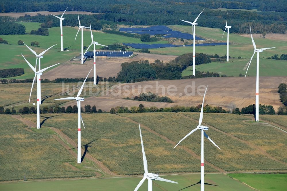 Luftaufnahme Schulzendorf - Windenergieanlagen (WEA) - Windrad- auf einem Feld in Schulzendorf im Bundesland Brandenburg, Deutschland