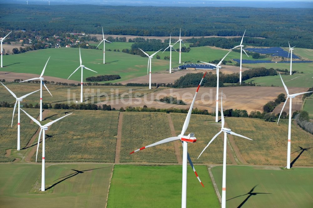 Schulzendorf aus der Vogelperspektive: Windenergieanlagen (WEA) - Windrad- auf einem Feld in Schulzendorf im Bundesland Brandenburg, Deutschland