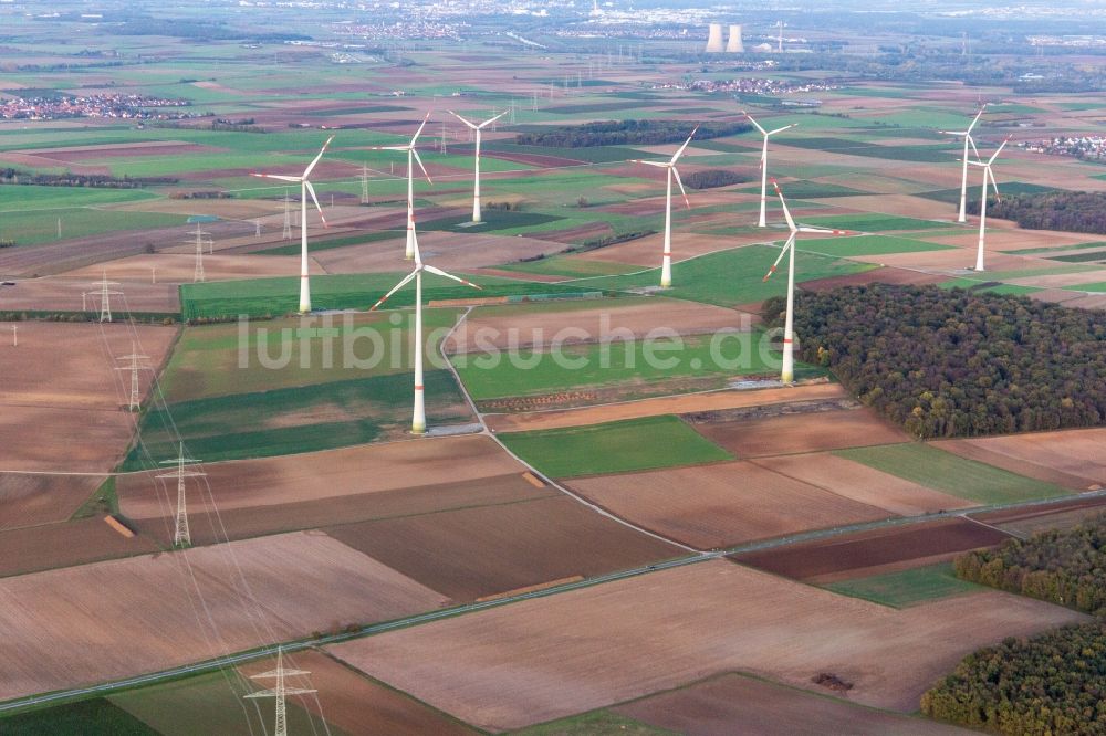 Luftbild Schwanfeld - Windenergieanlagen (WEA) - Windrad- auf einem Feld in Schwanfeld im Bundesland Bayern, Deutschland
