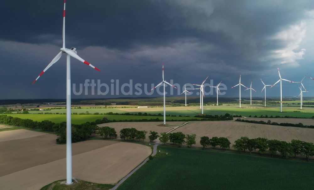 Sieversdorf aus der Vogelperspektive: Windenergieanlagen (WEA) - Windrad- auf einem Feld in Sieversdorf im Bundesland Brandenburg, Deutschland