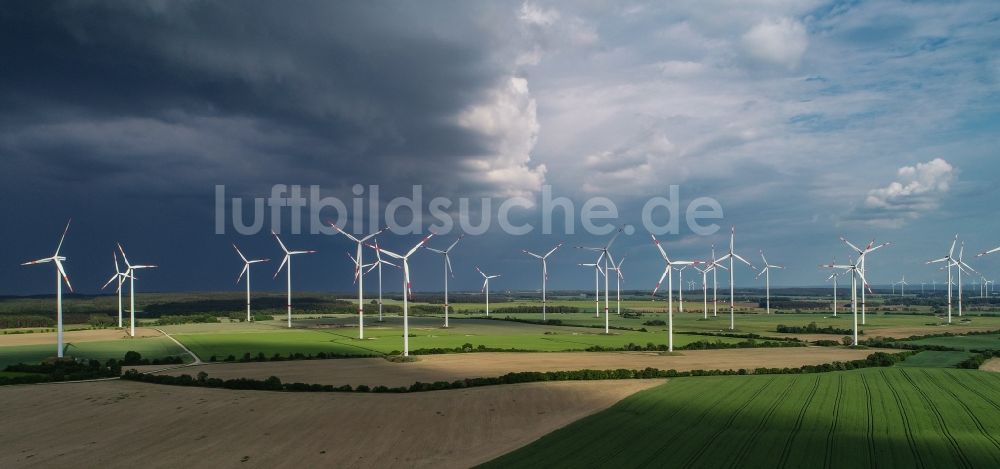 Luftaufnahme Sieversdorf - Windenergieanlagen (WEA) - Windrad- auf einem Feld in Sieversdorf im Bundesland Brandenburg, Deutschland
