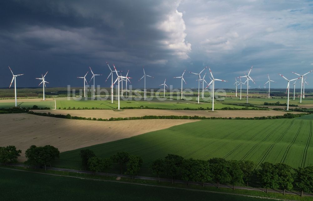 Sieversdorf von oben - Windenergieanlagen (WEA) - Windrad- auf einem Feld in Sieversdorf im Bundesland Brandenburg, Deutschland