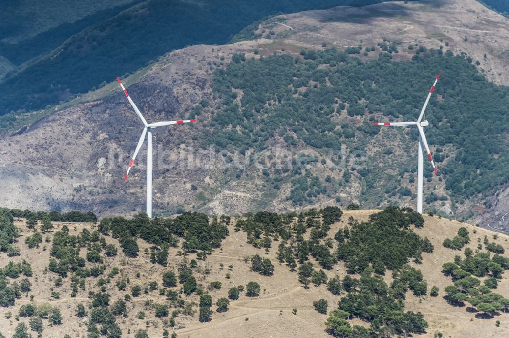 Luftaufnahme Sizilien - Windenergieanlagen (WEA) - Windrad- auf einem Feld in Sizilien in Italien