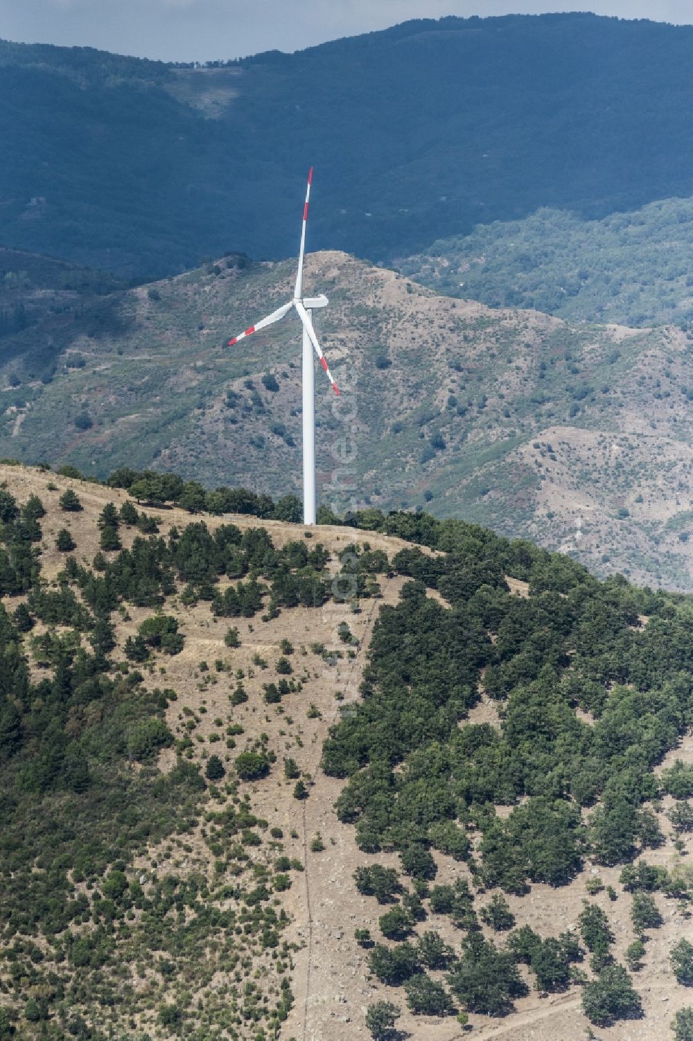 Sizilien von oben - Windenergieanlagen (WEA) - Windrad- auf einem Feld in Sizilien in Italien