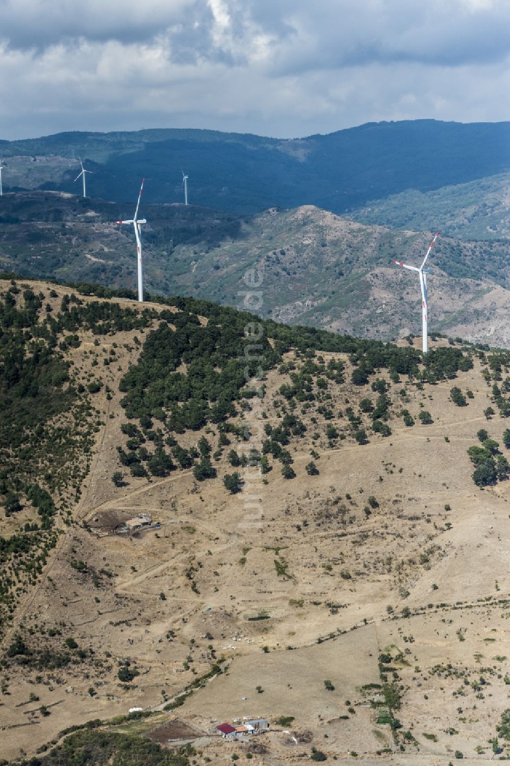 Sizilien aus der Vogelperspektive: Windenergieanlagen (WEA) - Windrad- auf einem Feld in Sizilien in Italien
