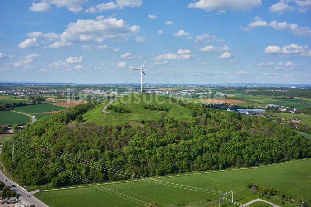 Stuttgart aus der Vogelperspektive: Windenergieanlagen (WEA) - Windrad- auf einem Feld in Stuttgart im Bundesland Baden-Württemberg, Deutschland