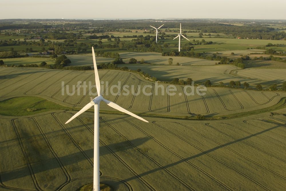 Tüttendorf von oben - Windenergieanlagen (WEA) - Windrad - auf einem Feld in Tüttendorf im Bundesland Schleswig-Holstein