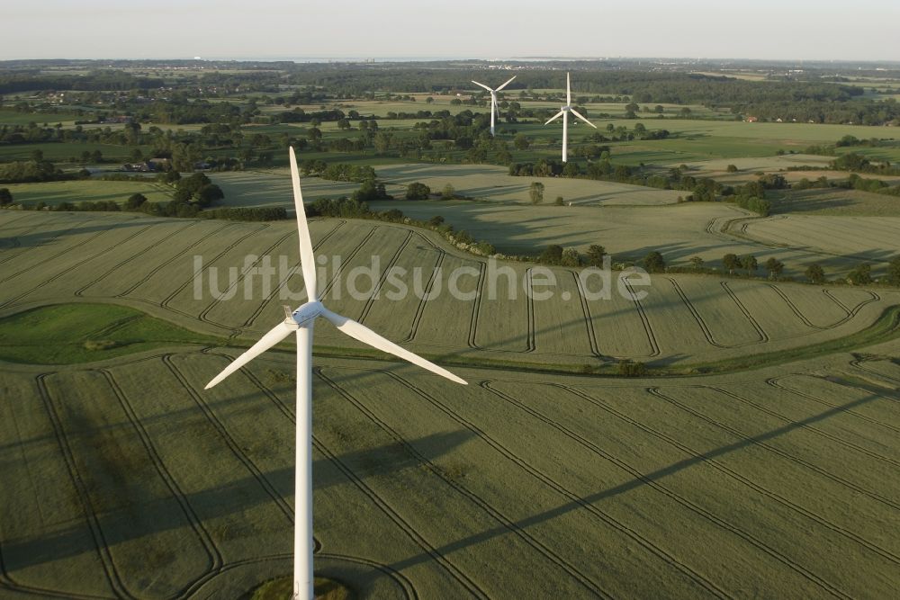 Tüttendorf aus der Vogelperspektive: Windenergieanlagen (WEA) - Windrad - auf einem Feld in Tüttendorf im Bundesland Schleswig-Holstein