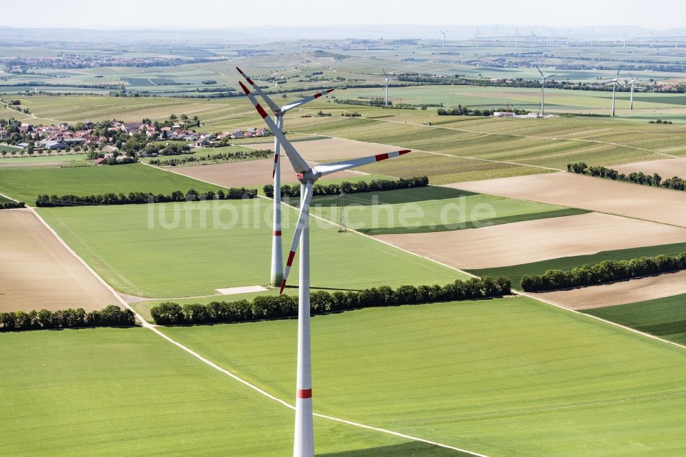 Luftbild Wintersheim - Windenergieanlagen (WEA) - Windrad- auf einem Feld in Wintersheim im Bundesland Rheinland-Pfalz, Deutschland
