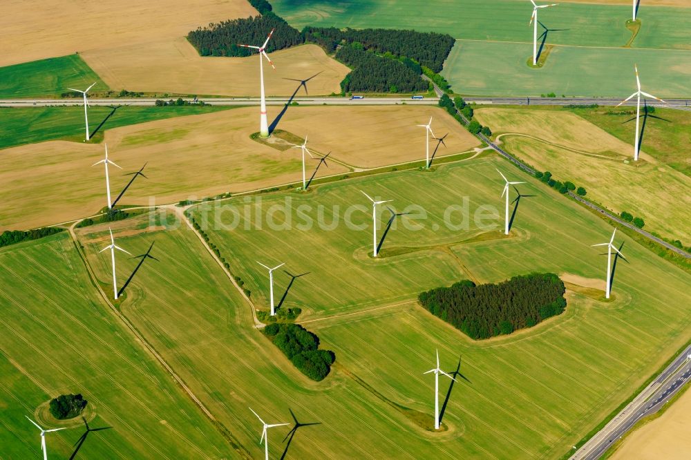 Luftaufnahme Wittstock/Dosse - Windenergieanlagen (WEA) - Windrad- auf einem Feld in Wittstock/Dosse im Bundesland Brandenburg, Deutschland