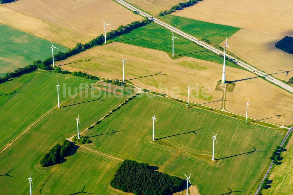 Wittstock/Dosse aus der Vogelperspektive: Windenergieanlagen (WEA) - Windrad- auf einem Feld in Wittstock/Dosse im Bundesland Brandenburg, Deutschland