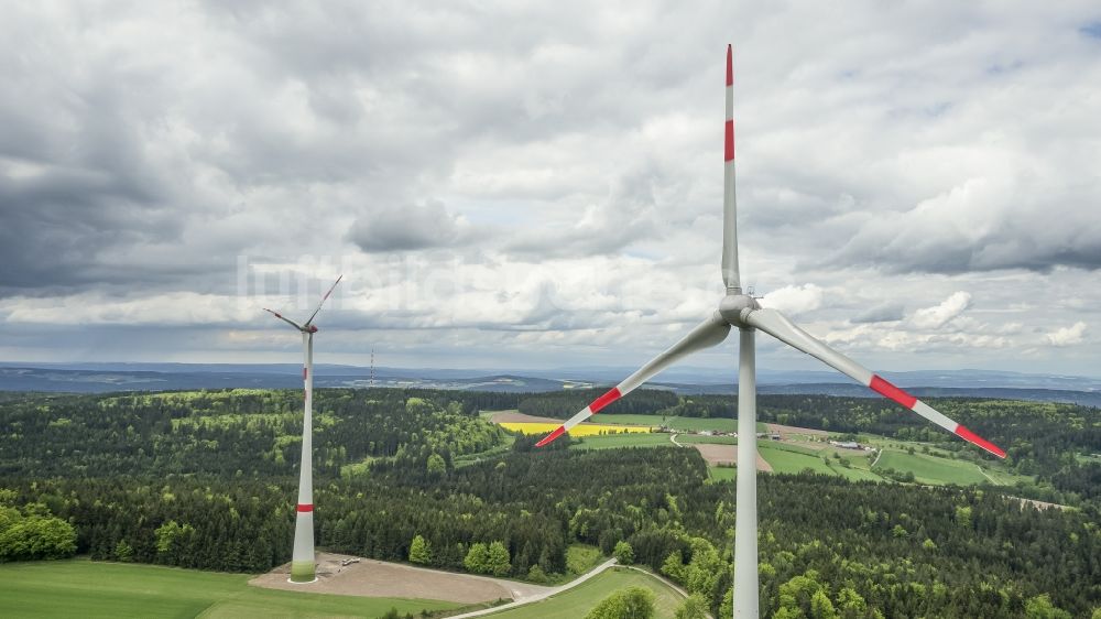 Witzlricht aus der Vogelperspektive: Windenergieanlagen (WEA) - Windrad- auf einem Feld in Witzlricht im Bundesland Bayern, Deutschland