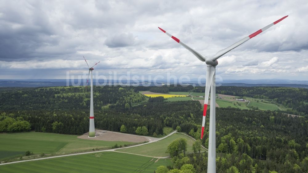 Luftaufnahme Witzlricht - Windenergieanlagen (WEA) - Windrad- auf einem Feld in Witzlricht im Bundesland Bayern, Deutschland