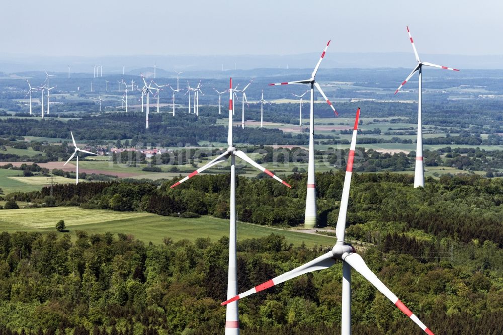 Luftaufnahme Feldatal - Windenergieanlagen (WEA) - Windrad- in einem Waldstück in Feldatal im Bundesland Hessen, Deutschland