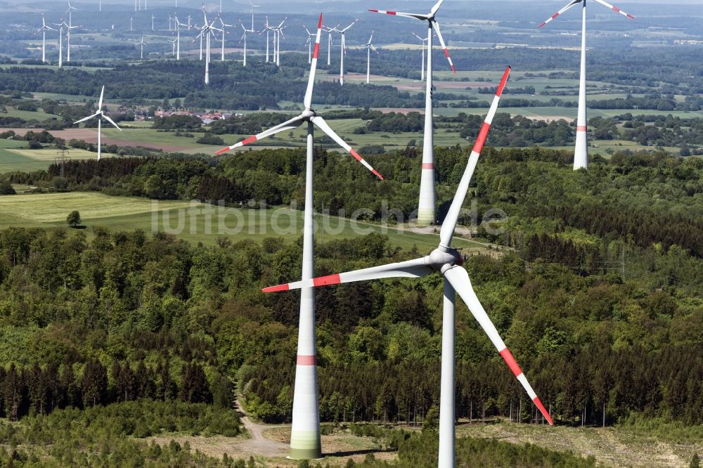 Feldatal von oben - Windenergieanlagen (WEA) - Windrad- in einem Waldstück in Feldatal im Bundesland Hessen, Deutschland
