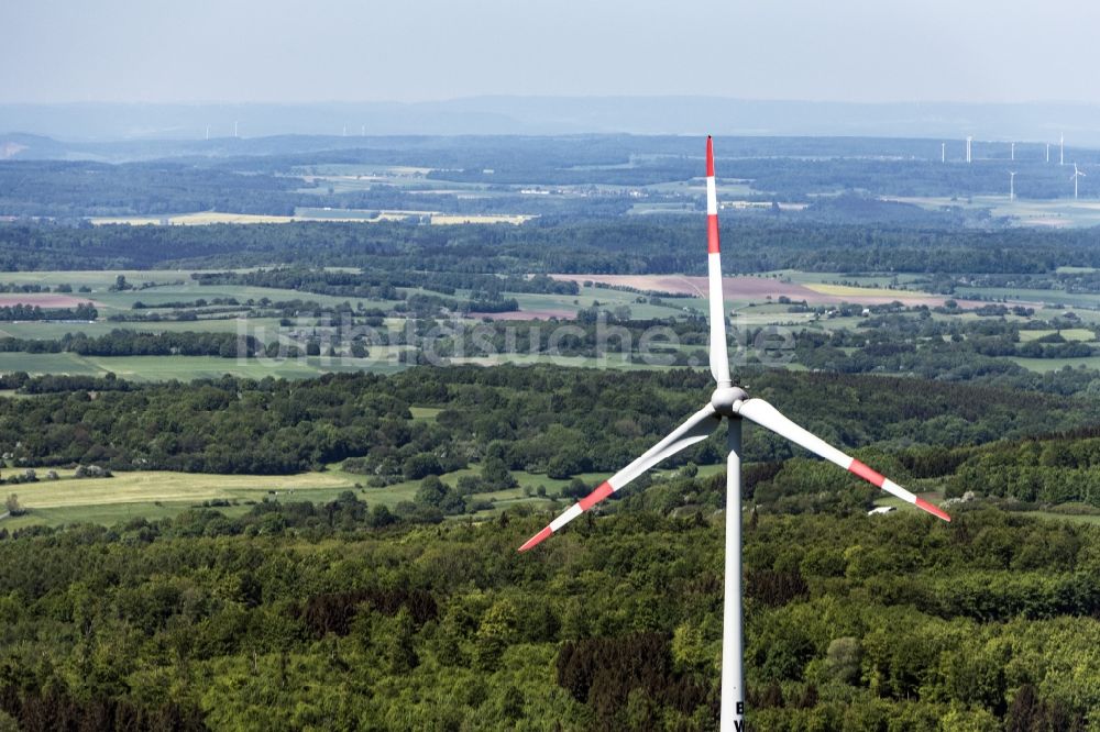 Feldatal von oben - Windenergieanlagen (WEA) - Windrad- in einem Waldstück in Feldatal im Bundesland Hessen, Deutschland