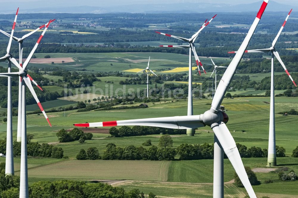 Feldatal aus der Vogelperspektive: Windenergieanlagen (WEA) - Windrad- in einem Waldstück in Feldatal im Bundesland Hessen, Deutschland