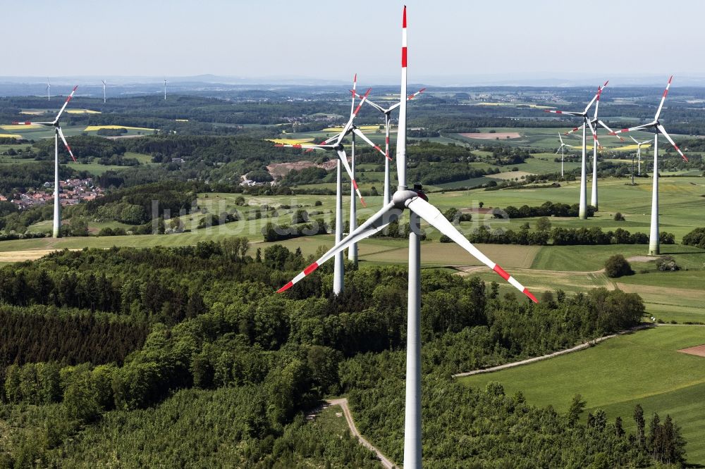 Luftbild Feldatal - Windenergieanlagen (WEA) - Windrad- in einem Waldstück in Feldatal im Bundesland Hessen, Deutschland