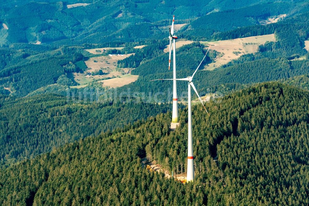 Fischerbach von oben - Windenergieanlagen (WEA) - Windrad- in einem Waldstück in Fischerbach im Bundesland Baden-Württemberg, Deutschland