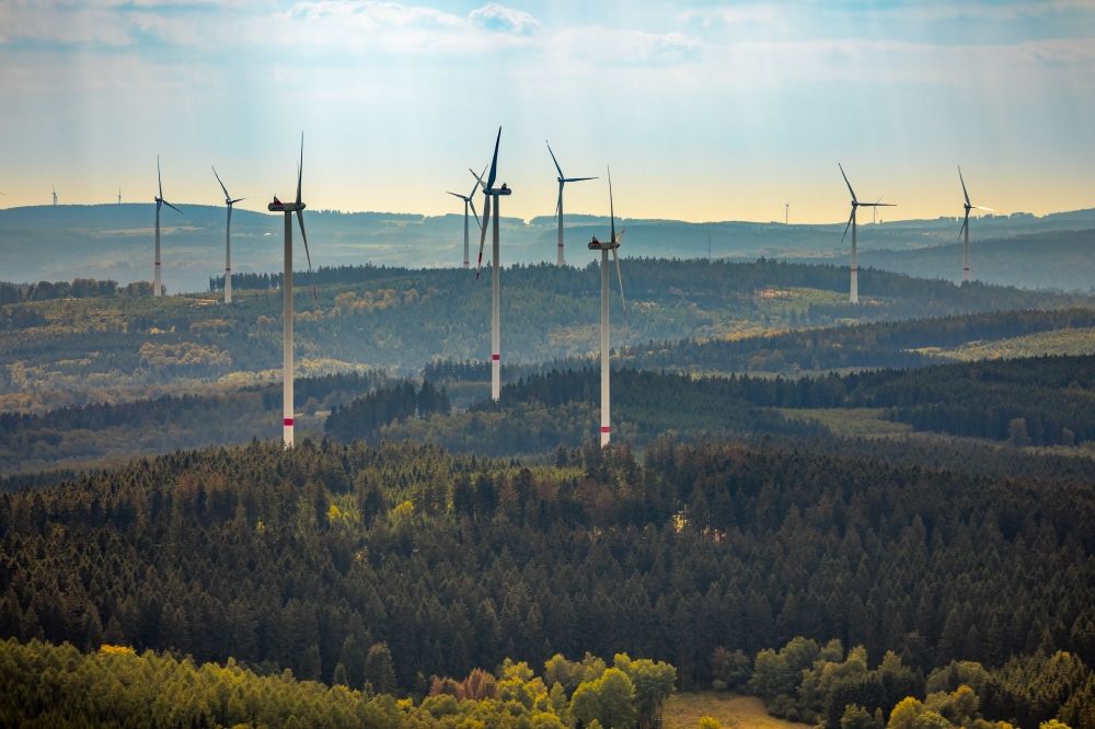 Luftbild Haiger - Windenergieanlagen (WEA) - Windrad- in einem Waldstück in Haiger im Bundesland Hessen, Deutschland