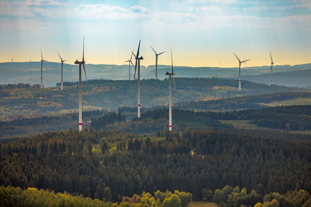 Luftaufnahme Haiger - Windenergieanlagen (WEA) - Windrad- in einem Waldstück in Haiger im Bundesland Hessen, Deutschland