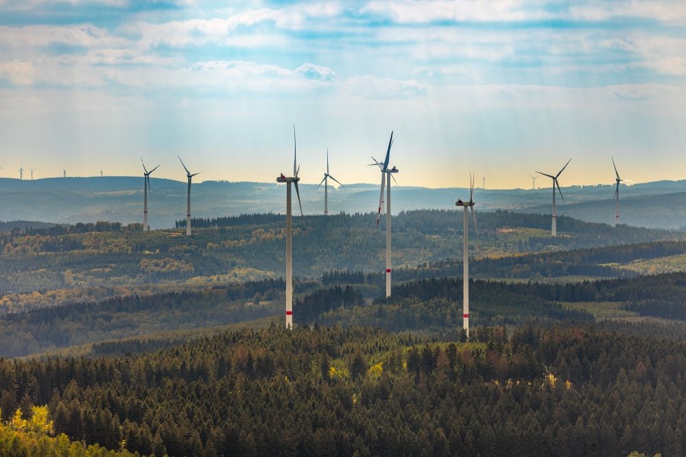Haiger von oben - Windenergieanlagen (WEA) - Windrad- in einem Waldstück in Haiger im Bundesland Hessen, Deutschland