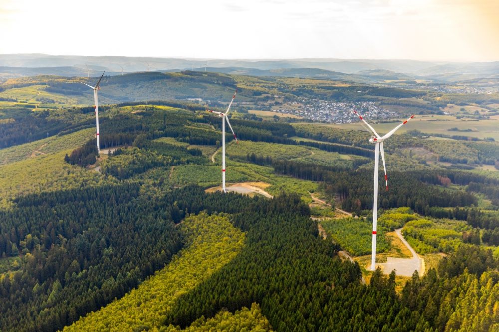 Haiger aus der Vogelperspektive: Windenergieanlagen (WEA) - Windrad- in einem Waldstück in Haiger im Bundesland Hessen, Deutschland