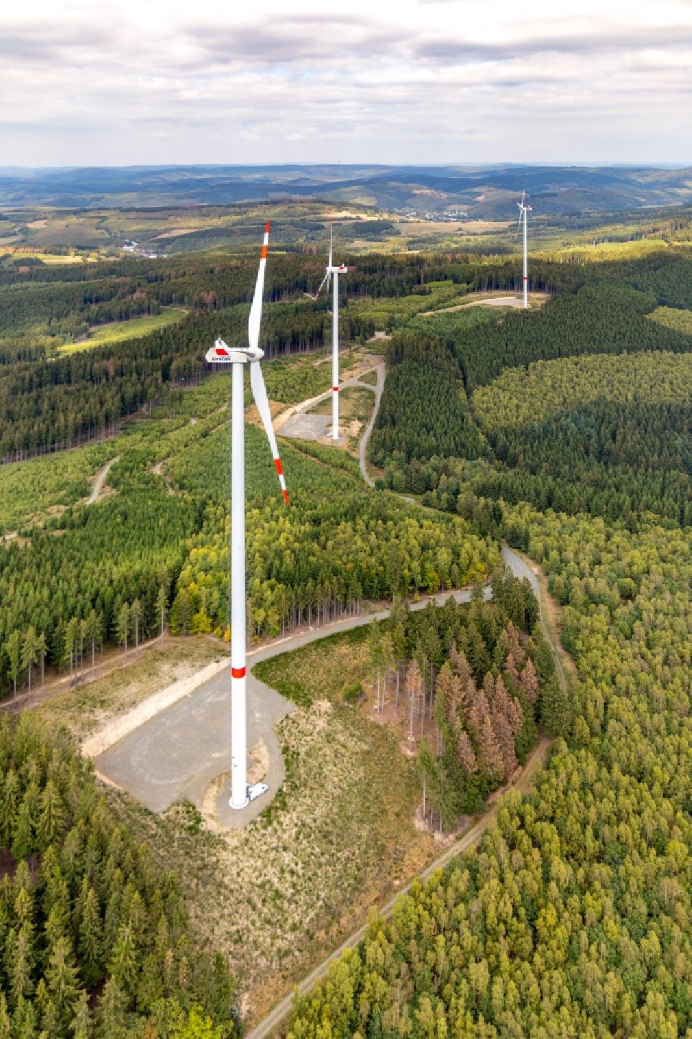 Luftaufnahme Haiger - Windenergieanlagen (WEA) - Windrad- in einem Waldstück in Haiger im Bundesland Hessen, Deutschland