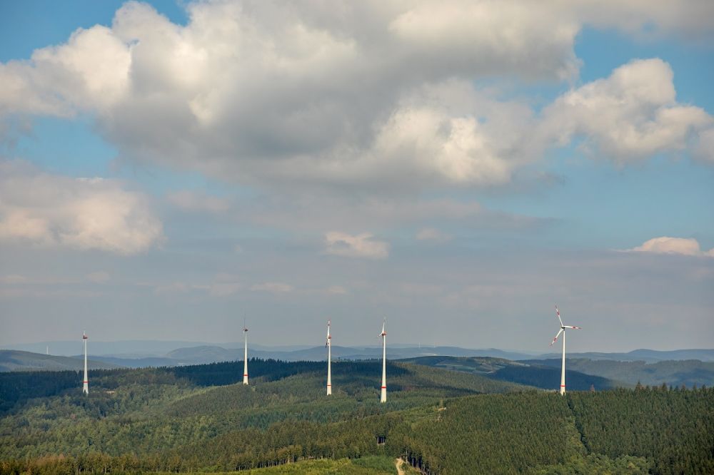 Kreuztal aus der Vogelperspektive: Windenergieanlagen (WEA) - Windrad- in einem Waldstück in Kreuztal im Bundesland Nordrhein-Westfalen, Deutschland