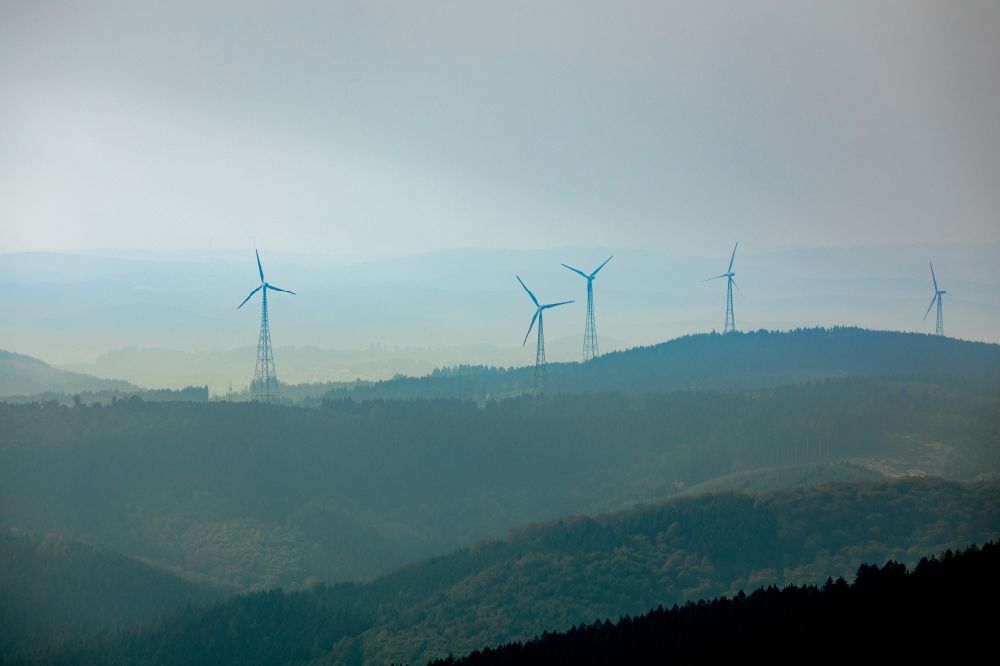 Luftaufnahme Kreuztal - Windenergieanlagen (WEA) - Windrad- in einem Waldstück in Kreuztal im Bundesland Nordrhein-Westfalen, Deutschland