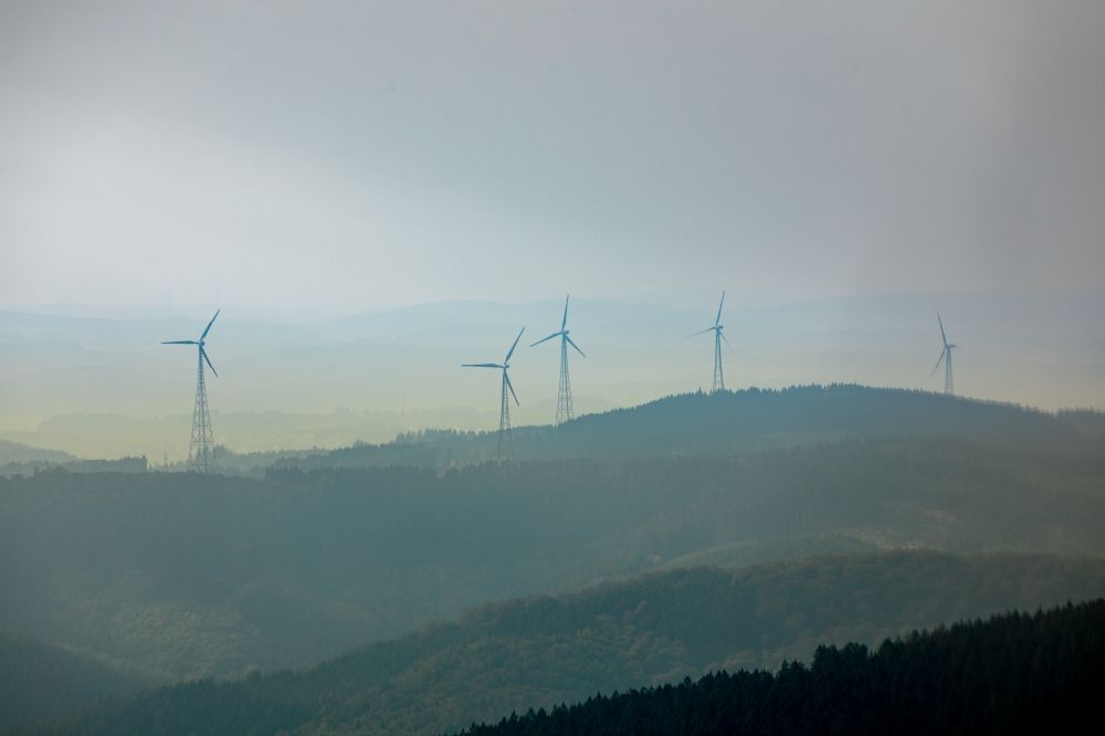 Kreuztal von oben - Windenergieanlagen (WEA) - Windrad- in einem Waldstück in Kreuztal im Bundesland Nordrhein-Westfalen, Deutschland