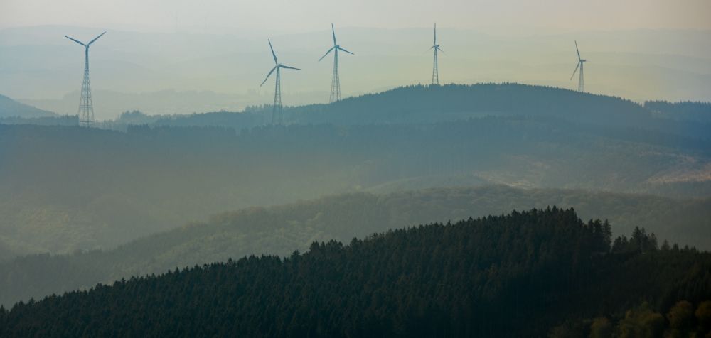 Kreuztal aus der Vogelperspektive: Windenergieanlagen (WEA) - Windrad- in einem Waldstück in Kreuztal im Bundesland Nordrhein-Westfalen, Deutschland