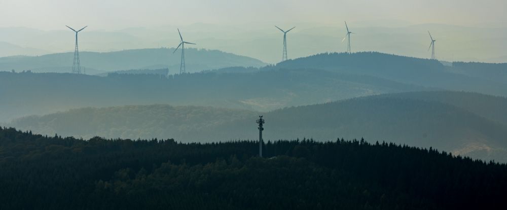 Luftbild Kreuztal - Windenergieanlagen (WEA) - Windrad- in einem Waldstück in Kreuztal im Bundesland Nordrhein-Westfalen, Deutschland