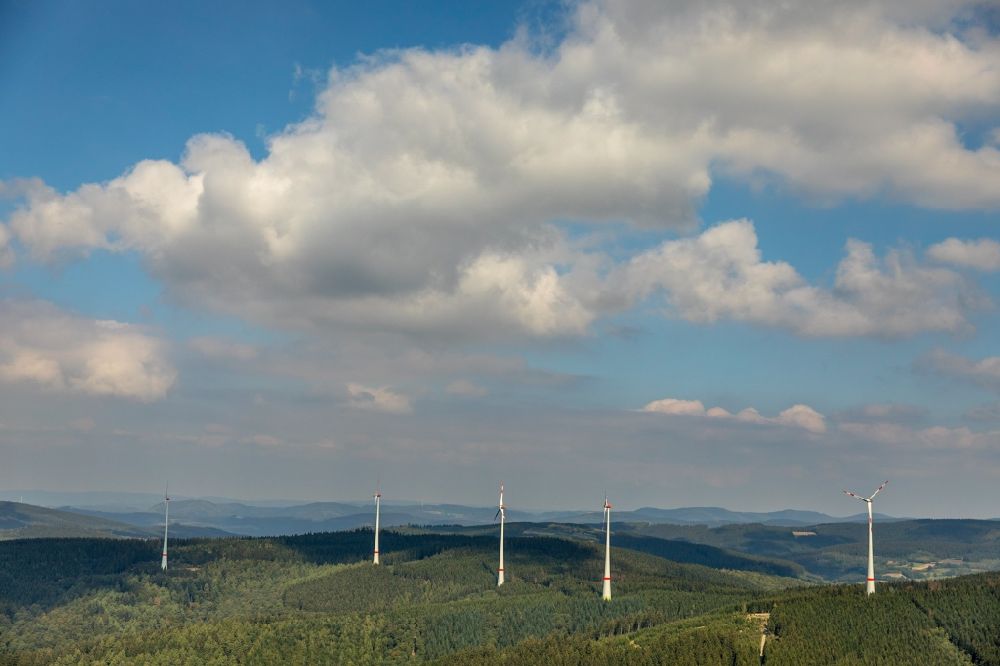 Luftaufnahme Kreuztal - Windenergieanlagen (WEA) - Windrad- in einem Waldstück in Kreuztal im Bundesland Nordrhein-Westfalen, Deutschland
