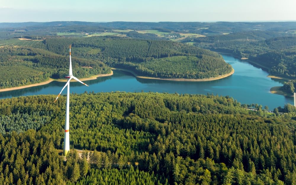 Lüdenscheid aus der Vogelperspektive: Windenergieanlagen (WEA) - Windrad- in einem Waldstück in Lüdenscheid im Bundesland Nordrhein-Westfalen, Deutschland