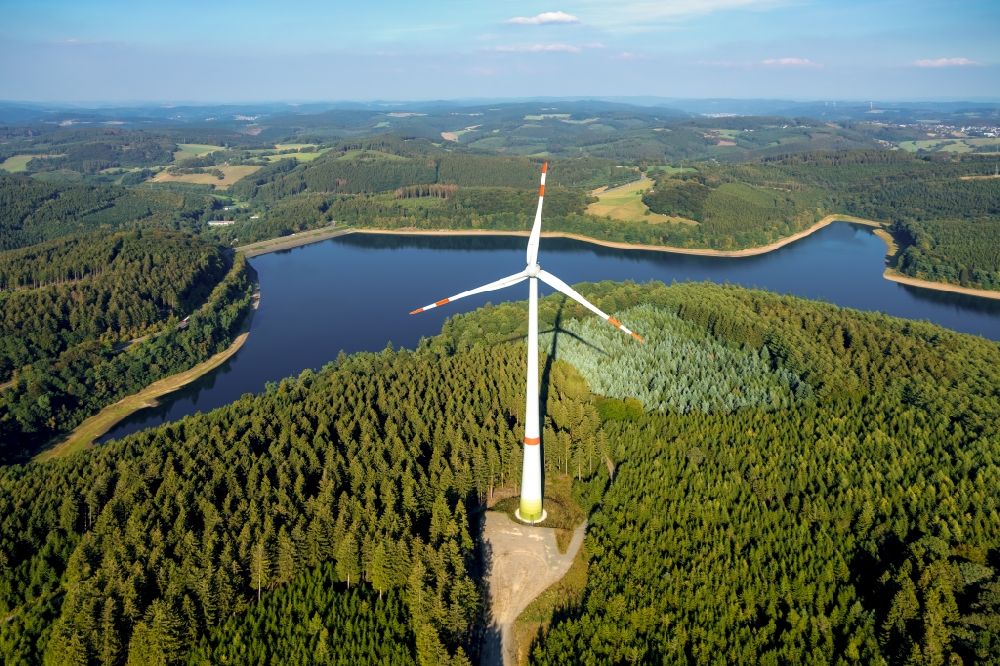 Luftaufnahme Lüdenscheid - Windenergieanlagen (WEA) - Windrad- in einem Waldstück in Lüdenscheid im Bundesland Nordrhein-Westfalen, Deutschland