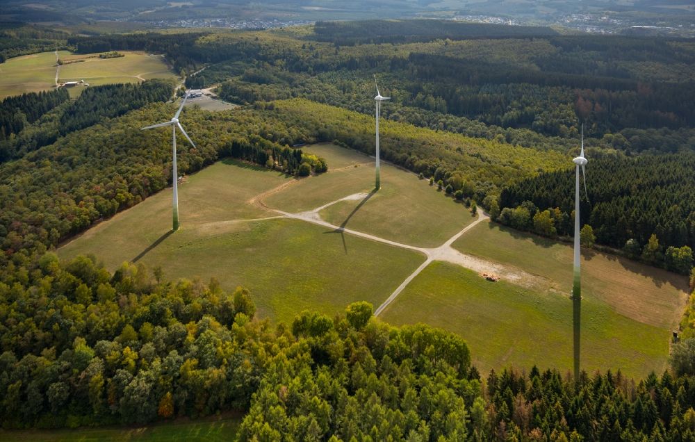 Luftaufnahme Netphen - Windenergieanlagen (WEA) - Windrad- in einem Waldstück in Netphen im Bundesland Nordrhein-Westfalen, Deutschland