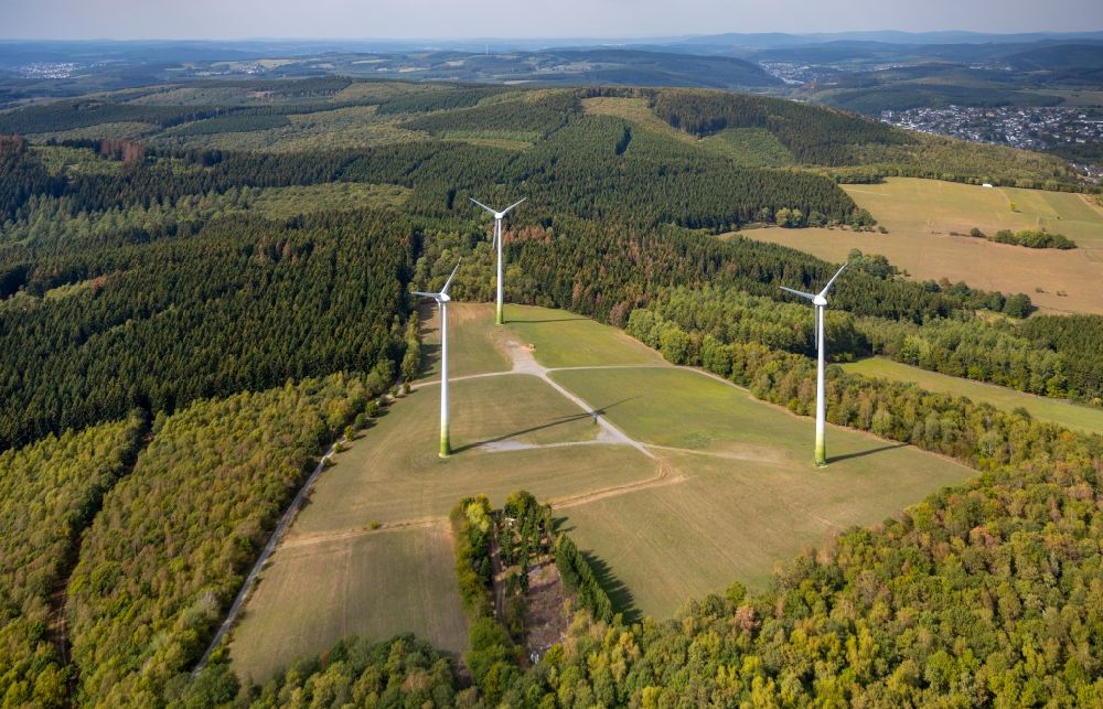 Netphen von oben - Windenergieanlagen (WEA) - Windrad- in einem Waldstück in Netphen im Bundesland Nordrhein-Westfalen, Deutschland