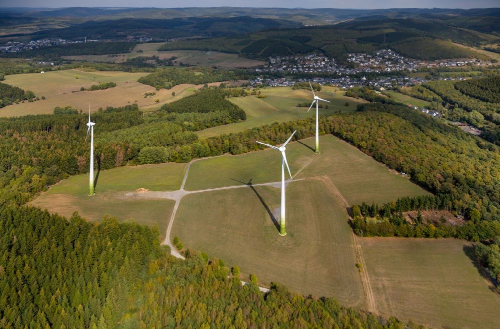 Netphen aus der Vogelperspektive: Windenergieanlagen (WEA) - Windrad- in einem Waldstück in Netphen im Bundesland Nordrhein-Westfalen, Deutschland