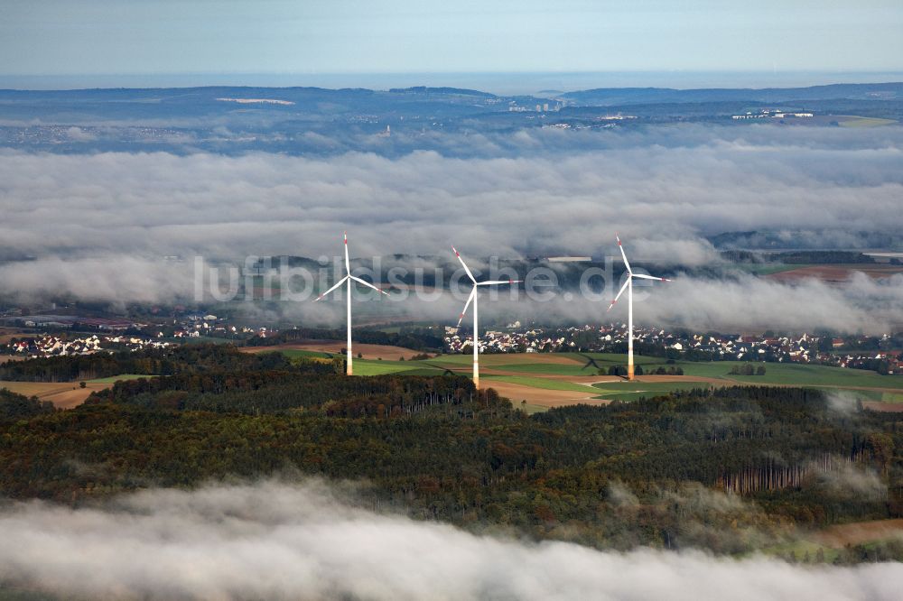 Pöttmes aus der Vogelperspektive: Windenergieanlagen (WEA) - Windrad- in einem Waldstück in Pöttmes im Bundesland Bayern, Deutschland