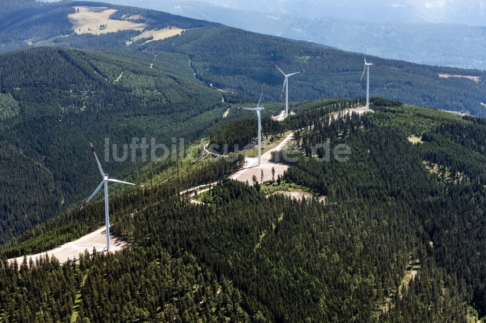Luftaufnahme Rettenegg - Windenergieanlagen (WEA) - Windrad- in einem Waldstück in Rettenegg in Steiermark, Österreich