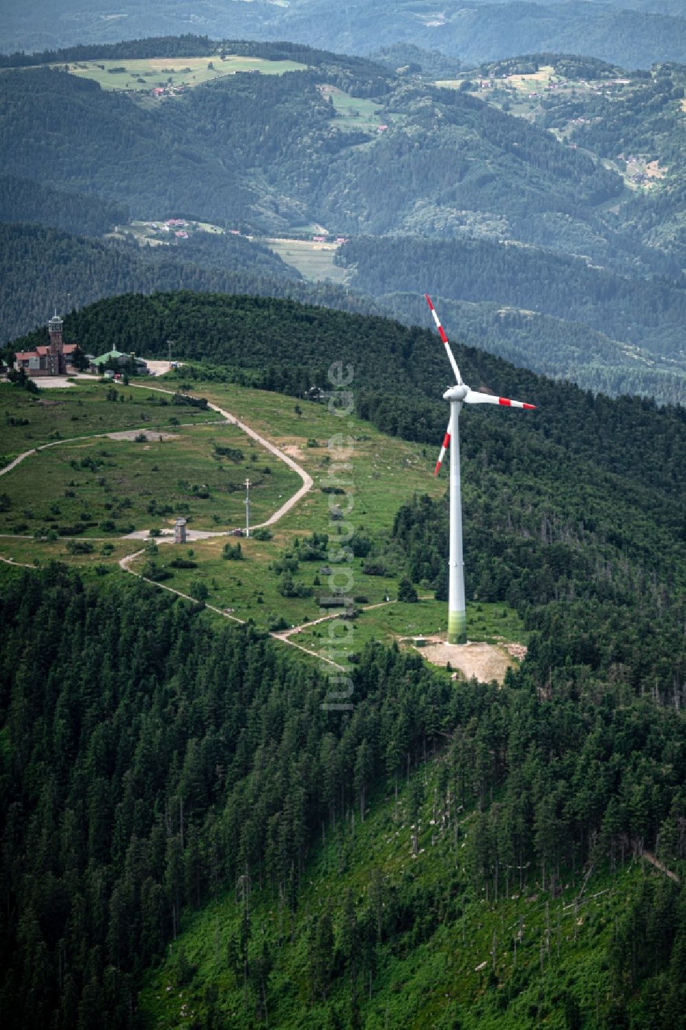Sasbachwalden aus der Vogelperspektive: Windenergieanlagen (WEA) - Windrad- in einem Waldstück in Sasbachwalden im Bundesland Baden-Württemberg, Deutschland
