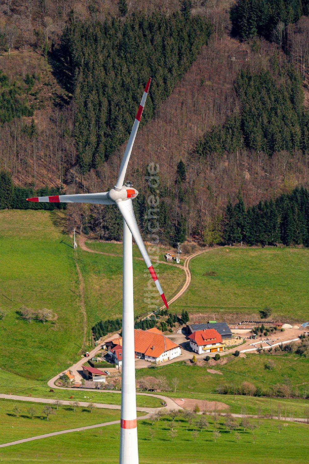 Luftbild Schweighausen - Windenergieanlagen (WEA) - Windrad- in einem Waldstück in Schweighausen im Bundesland Baden-Württemberg, Deutschland