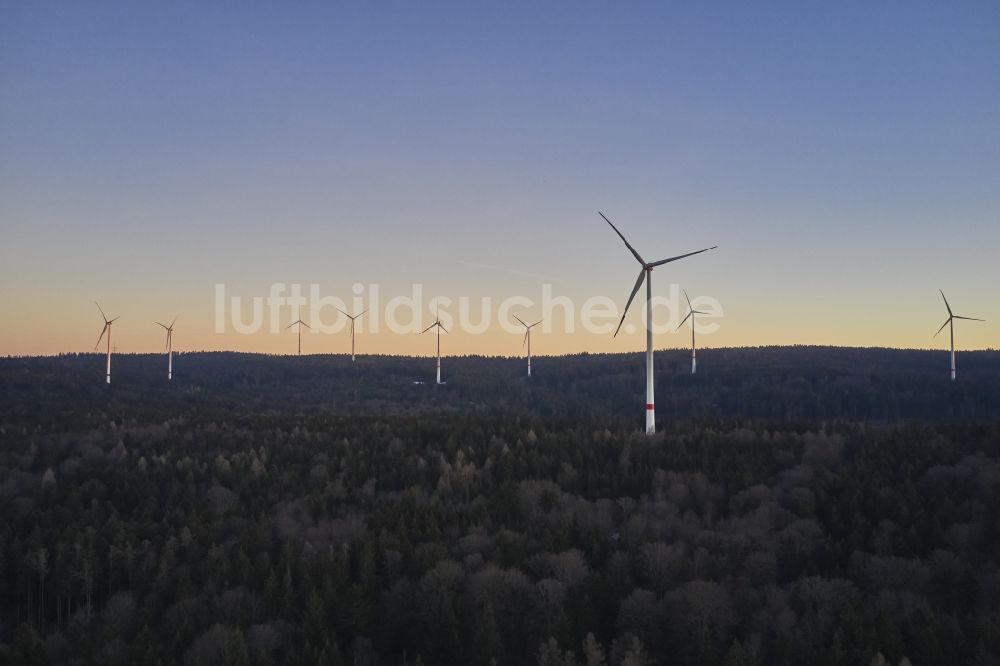 Straubenhardt aus der Vogelperspektive: Windenergieanlagen (WEA) - Windrad- in einem Waldstück in Straubenhardt im Bundesland Baden-Württemberg, Deutschland