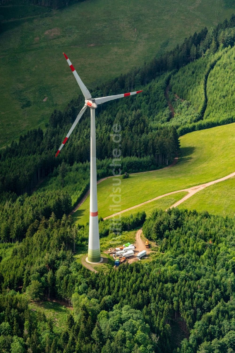 Waldkirch aus der Vogelperspektive: Windenergieanlagen (WEA) - Windrad- in einem Waldstück in Waldkirch im Bundesland Baden-Württemberg, Deutschland