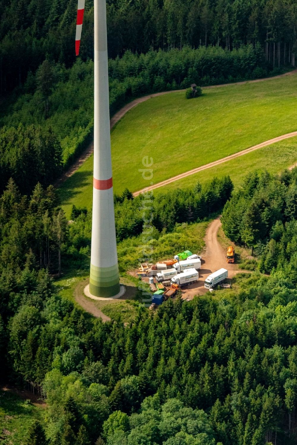 Luftaufnahme Waldkirch - Windenergieanlagen (WEA) - Windrad- in einem Waldstück in Waldkirch im Bundesland Baden-Württemberg, Deutschland