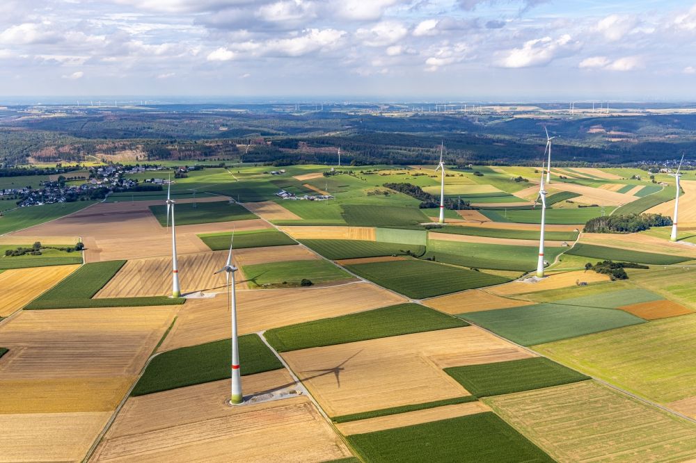Brilon von oben - Windenergieanlagen (WEA) - Windräder- auf einem Feld in Brilon im Bundesland Nordrhein-Westfalen, Deutschland