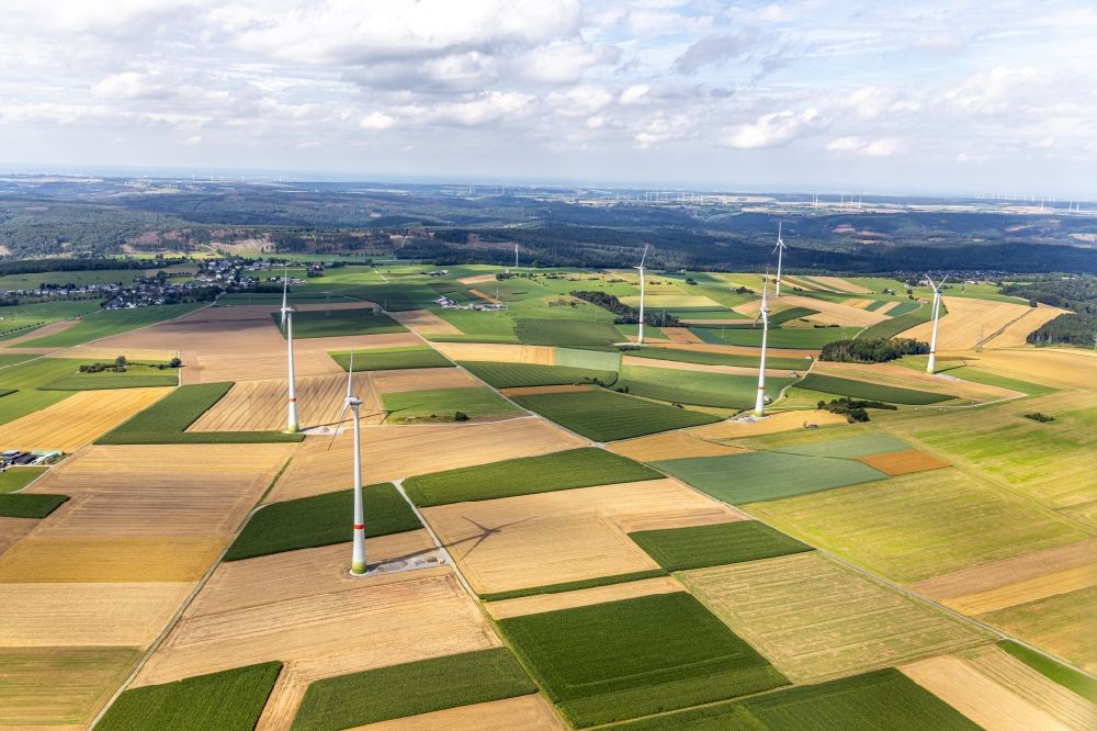 Brilon aus der Vogelperspektive: Windenergieanlagen (WEA) - Windräder- auf einem Feld in Brilon im Bundesland Nordrhein-Westfalen, Deutschland