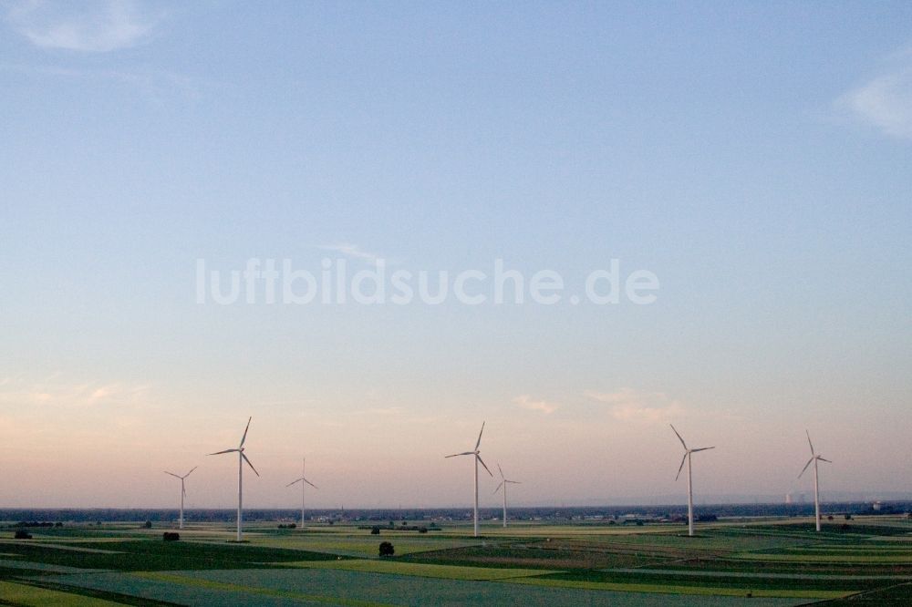 Herxheim bei Landau (Pfalz) von oben - Windenergieanlagen (WEA) - Windräder- auf einem Feld im Ortsteil Hayna in Herxheim bei Landau (Pfalz) im Bundesland Rheinland-Pfalz
